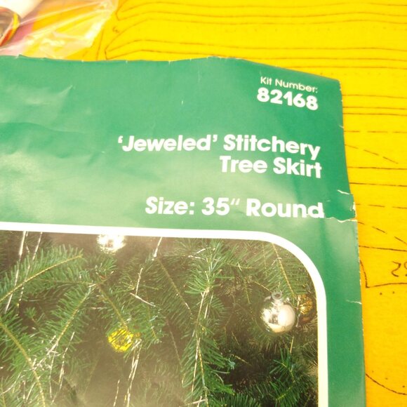 Vintage Bucilla Crafting Kit 82168, Jeweled Stitchery Tree Skirt Bear Pulling - Picture 3 of 4